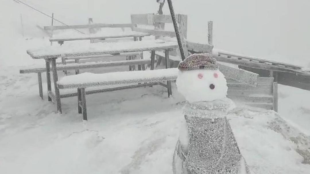 Neve sulle Dolomiti: le montagne si tingono di bianco ad agosto