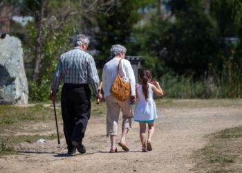 Risparmio estate 2023: la presenza dei nonni riduce i costi di baby sitter e centri estivi