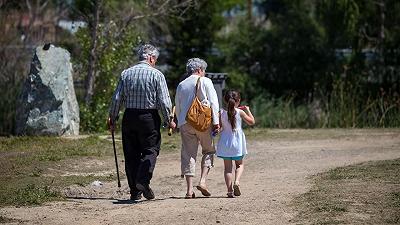 Risparmio estate 2023: la presenza dei nonni riduce i costi di baby sitter e centri estivi