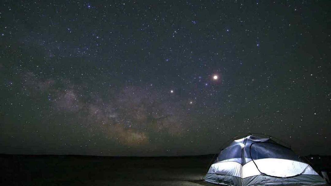 Pianeti e stelle cadenti: ecco quando puntare gli occhi al cielo