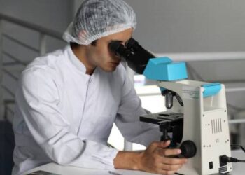 Batteri ingegnerizzati per rilevare il DNA tumorale: studio rivela nuova frontiera nella ricerca medica