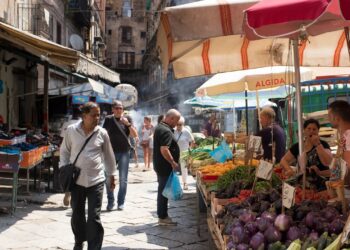 Inflazione: un italiano su due riduce le spese