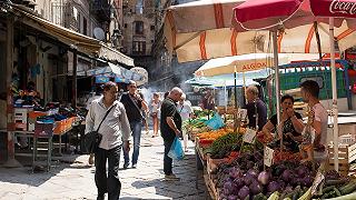 Inflazione: un italiano su due riduce le spese