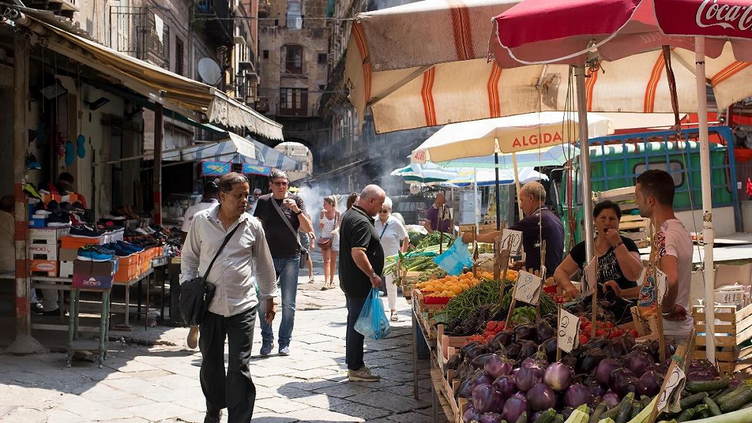 Inflazione: un italiano su due riduce le spese