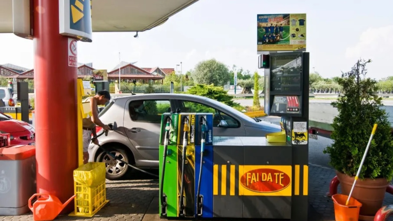 Prezzo della benzina: come si determina in Italia?