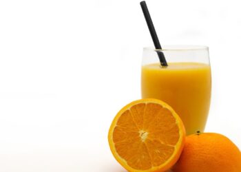 Prezzo del succo d'arancia: aumento record a causa degli uragani in Florida