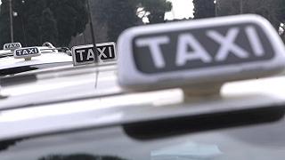 Licenze taxi: il governo retrocede sul decreto in seguito alle proteste dei tassisti