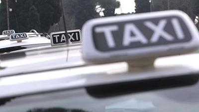 Licenze taxi: il governo retrocede sul decreto in seguito alle proteste dei tassisti