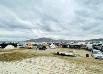 Burning Man 2023: le piogge torrenziali trasformano il deserto del Nevada in fango inaccessibile
