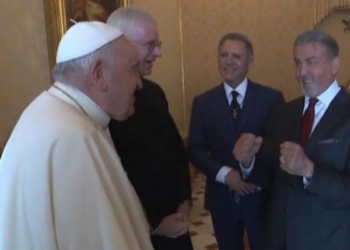 Sylvester Stallone incontra Papa Francesco, entrambi mimano un incontro di boxe