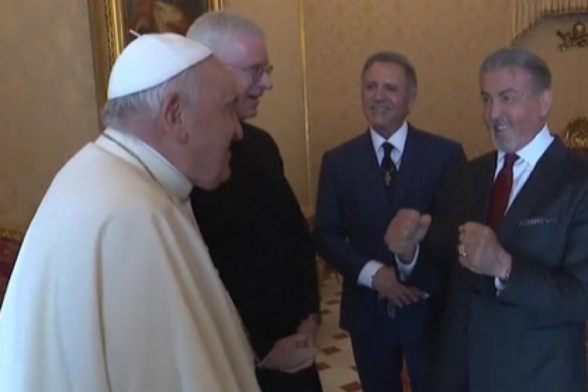 Sylvester Stallone meets Pope Francis, both simulate a boxing match