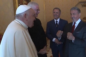 Sylvester Stallone incontra Papa Francesco, entrambi mimano un incontro di boxe