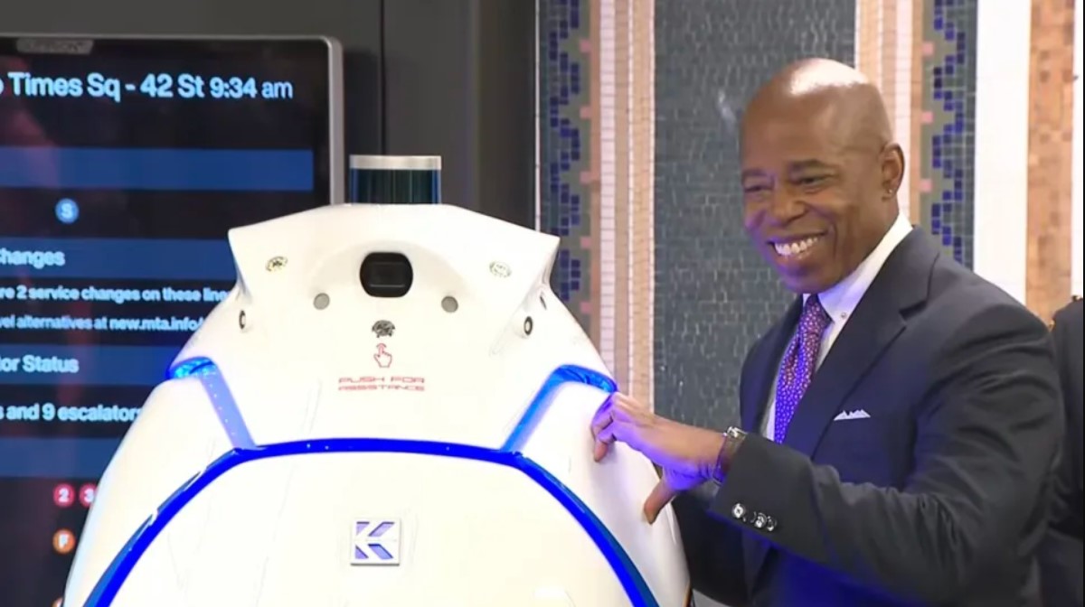 Il nuovo robot della polizia di New York non piace agli attivisti per la privacy