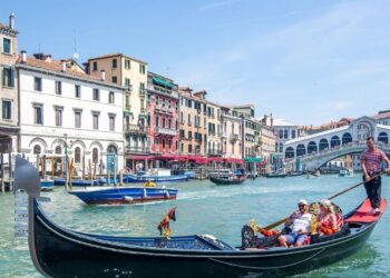 Turismo a Venezia: approvato contributo di accesso per regolarne l'afflusso