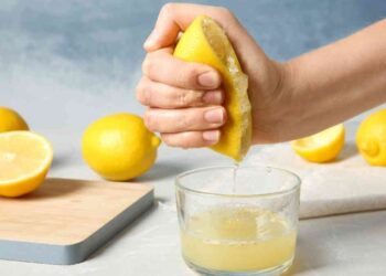 Salute: i benefici di bere acqua e limone