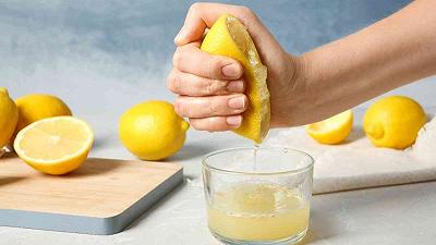Salute: i benefici di bere acqua e limone