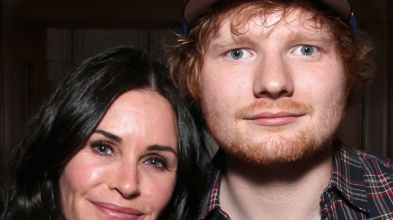 Friends: Ed Sheeran canta a Courteney Cox una canzone ispirata alla serie TV