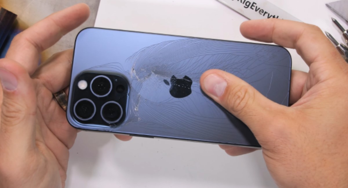 iPhone 15, macchie, bug e scocca poco resistente: tutti i guai dell’ultimo top di gamma di Apple