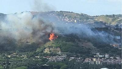 Incendio al quartiere Fuorigrotta di Napoli: collina di Monte Sant’Angelo avvolta dalle fiamme