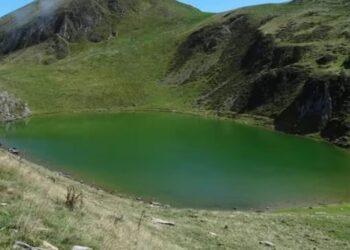 Lago verde nei Pirenei: le cause del cambiamento di colore delle acque