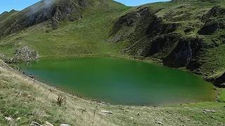 Lago verde nei Pirenei: le cause del cambiamento di colore delle acque