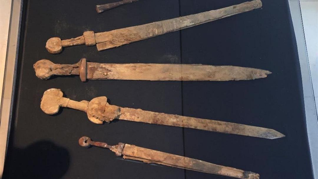 Spade romane: emergono da una grotta segreta sul Mar Morto dopo 1.900 anni