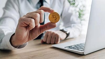 Bitcoin: record a 35.000 dollari trainato da prospettive positive sugli ETF