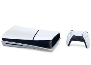 PS5, nuovi modelli “slim”: schede tecniche ufficiali e confronto con l’originale