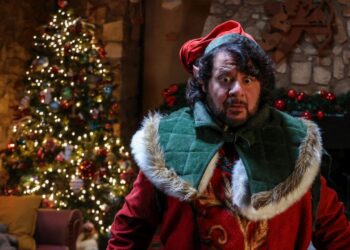 Elf Me: Lillo Petrolo è l'aiutante di Babbo Natale nel nuovo film per Prime Video