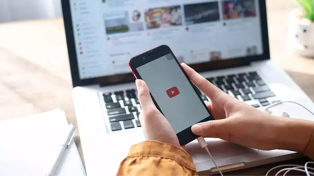YouTube cambia regole: i creators saranno obbligati a dichiarare l’uso dell’AI nei loro contenuti