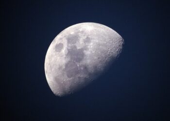 Luna: l'analisi dei cristalli lunari rivela che più antica di 40 milioni di anni