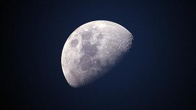 Luna: l’analisi dei cristalli lunari rivela che più antica di 40 milioni di anni