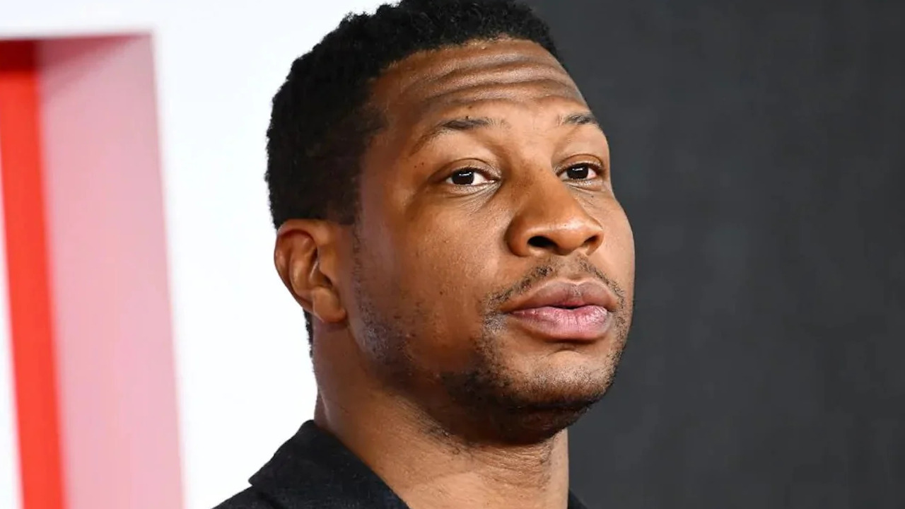 Jonathan Majors dichiarato colpevole di aggressione, rischia un anno di carcere