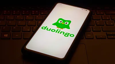 Duolingo, la famosa app per l’apprendimento delle lingue, taglia il personale e integra l’AI