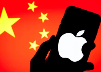 Apple rimuove WhatsApp e Threads dall'App Store cinese: si intensifica la stretta governativa