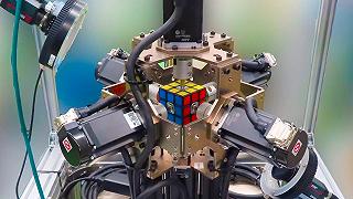 Robot Mitsubishi entra nel Guinness World Record: cubo di Rubik risolto in 0,305 secondi