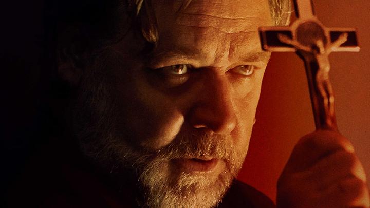 L’esorcismo – Ultimo atto, la recensione: Russell Crowe in un film horror soporifero