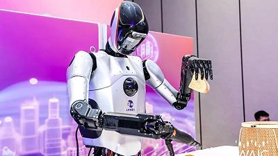 Robot umanoide dalla Cina si muove come una persona e cammina rapidamente