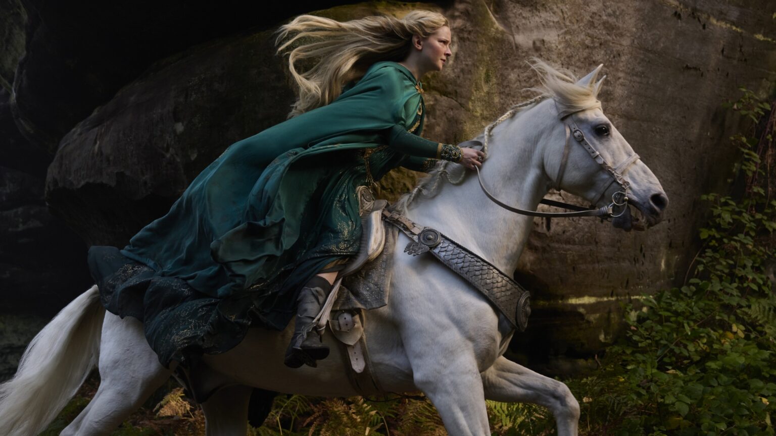 Morfydd Clark nei panni di Galadriel