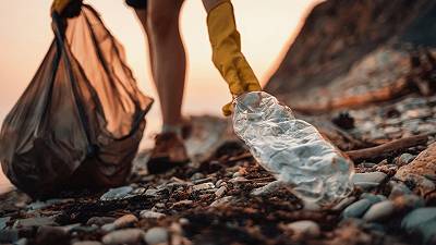 I ricercatori hanno trasformato le microplastiche in grafene, 200 volte più resistente dell’acciaio