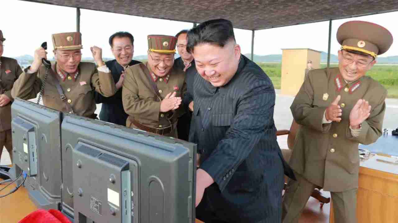 Il dittatore nordcoreano Kim Jong Un ride davanti ad un PC