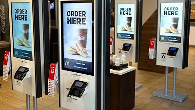 McDonald, sorpresa: le casse automatiche non hanno “rubato” posti di lavoro