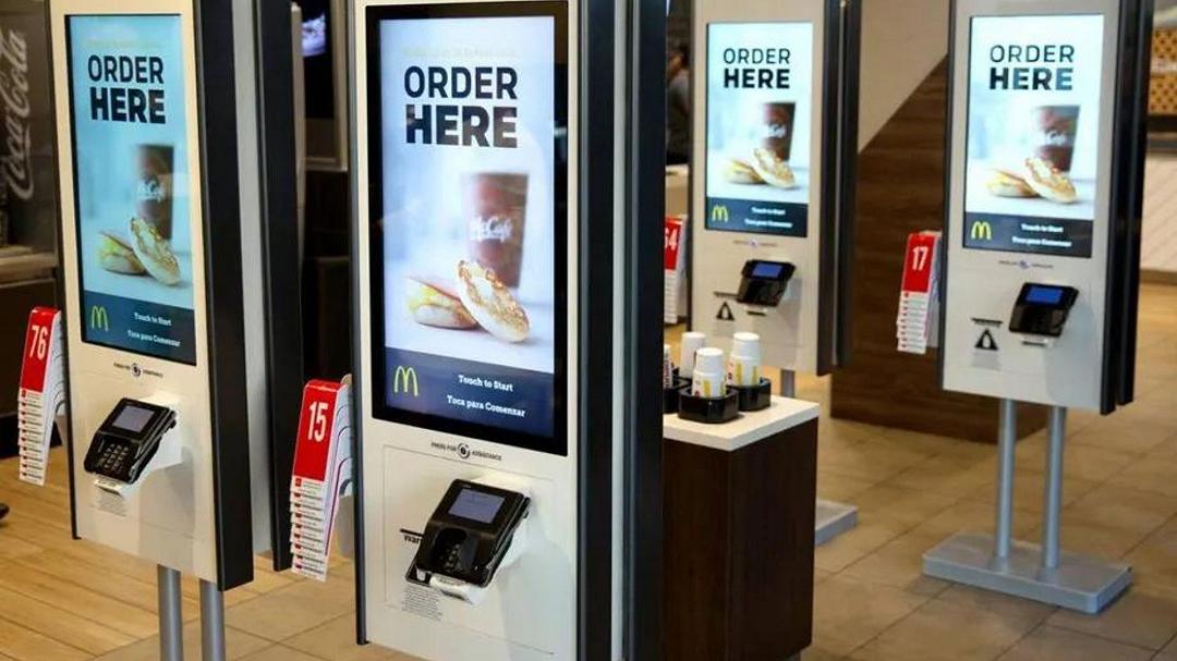 McDonald, sorpresa: le casse automatiche non hanno “rubato” posti di lavoro