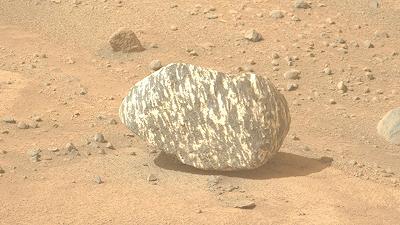 Il rover Perseverance della NASA ha scoperto una roccia a strisce su Marte