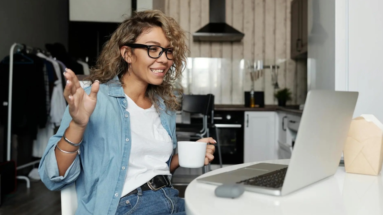 Gli scienziati hanno esaminato la relazione tra sfondi virtuali e affaticamento da videoconferenza