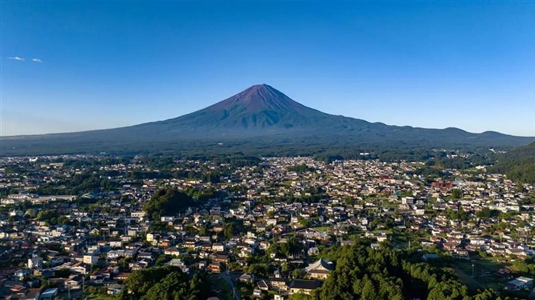 Monte Fuji ancora senza neve: record storico per il Giappone