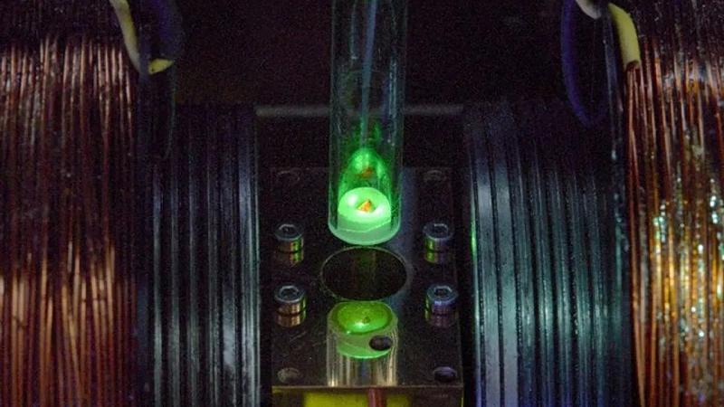 amplificatore in laboratorio. Il diamante viola viene colpito da un laser verde e si trova all'interno di un campo magnetico