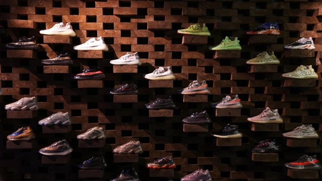 Adidas annuncia tagli al personale nonostante i profitti in crescita