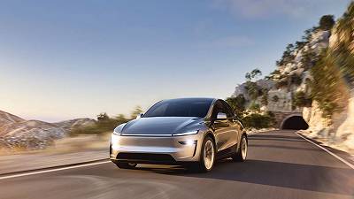 Tesla presenta la nuova Model Y 2025 con design aggiornato e funzionalità migliorate