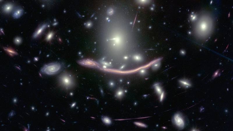dettaglio ingrandito dell'immagine di Abell 370 di Hubble